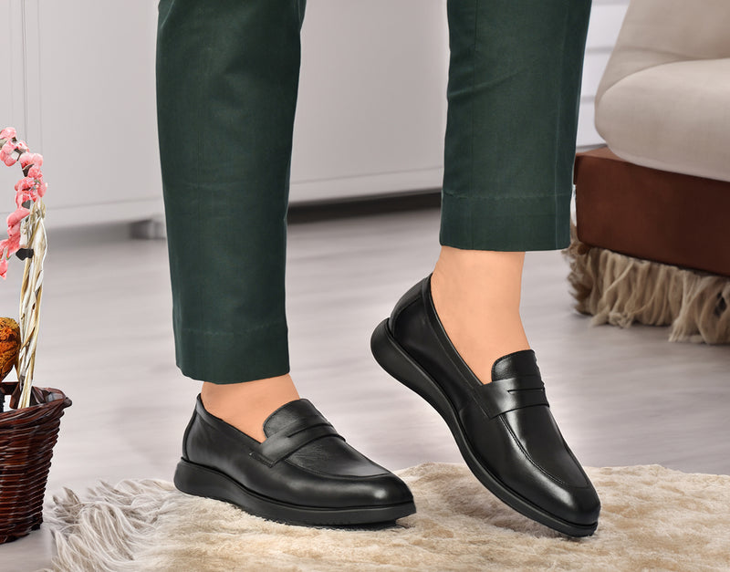 EZRO Men’s Black Stylish Moccasins – Comfortable & Elegant Slip-On Shoes for Casual, Office & Everyday Wear